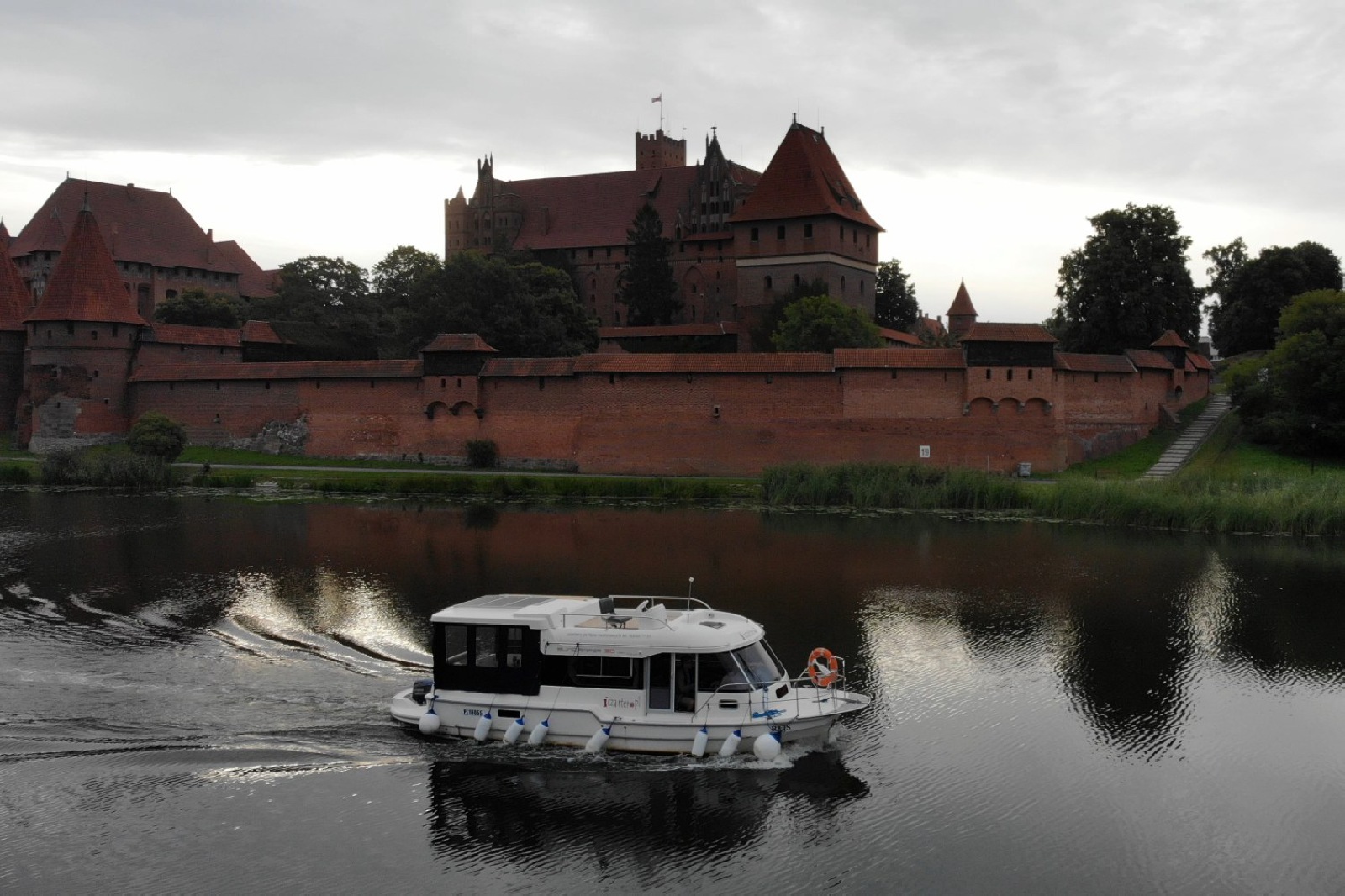 SunCamper 30 Flybridge