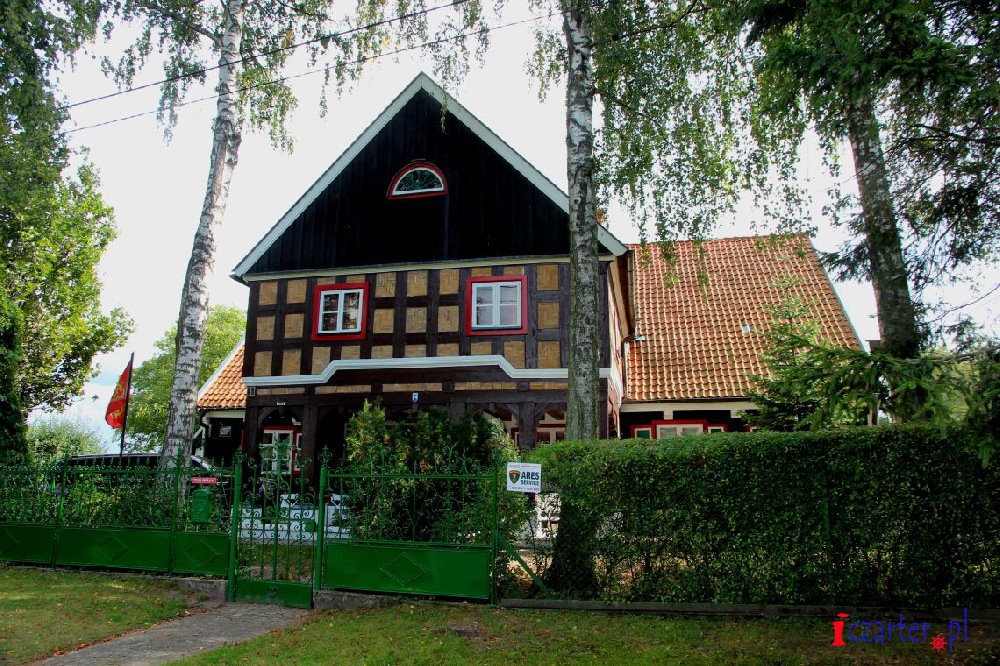 czarter jachtu Domy podcieniowe